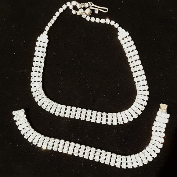 Elegant Silver Necklace and Bracelet Set - Picture 1 of 8